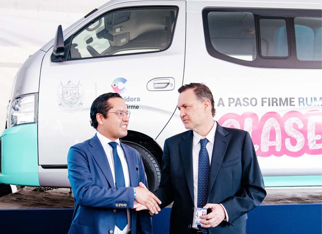 unidades-gobierno-queretaro-03 entrega de asientos para vans de transporte